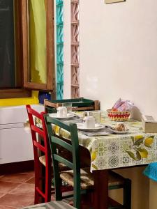 tavolo da pranzo con sedie e tovaglia di b&b i Bastioni ad Alghero