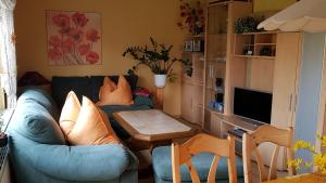 a living room with a couch and a table at Ferienhof Marlin - Ferienhaus Rügen in Solkendorf