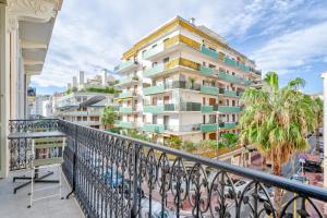 Apartment mit Balkon und Gebäude in der Unterkunft Vidal Croisette in Cannes