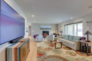 un soggiorno con una grande TV a schermo piatto di Luxury Wheat Ridge Home with Private Hot Tub and Sauna a Wheat Ridge