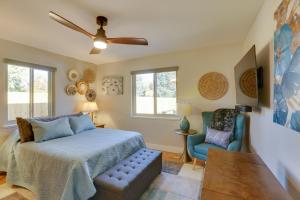 una camera con letto, divano e sedia di Luxury Wheat Ridge Home with Private Hot Tub and Sauna a Wheat Ridge