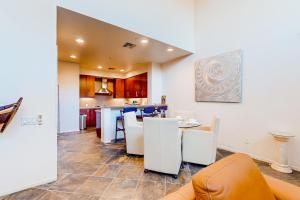 Una cocina y un comedor con mesa y sillas. en Thai Palomino, en Palm Springs