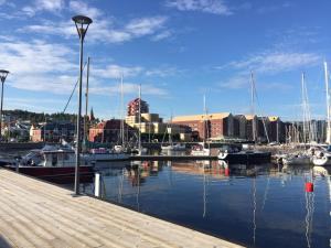 un grupo de barcos atracados en un puerto deportivo en Sure Hotel by Best Western Focus, en Örnsköldsvik