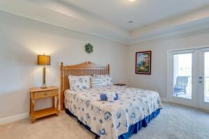 Giường trong phòng chung tại Modern Redington Beach Townhome Steps to Beach!