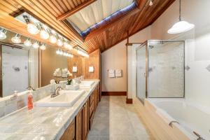 a bathroom with two sinks and a tub and a shower at Glacier-on-Ice in Kalispell +29 photos