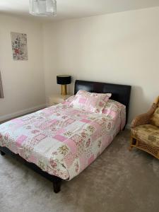 Postel nebo postele na pokoji v ubytování Cosy Home in Quiet Village