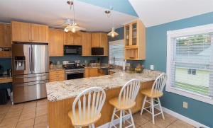 Köök või kööginurk majutusasutuses New England Lakefront Oasis (shared w/ owner)