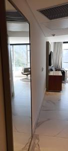 Habitación con una puerta de cristal que conduce a un dormitorio. en Hotel Nacional Rio de Janeiro, en Río de Janeiro