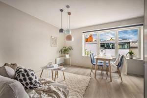 Posezení v ubytování New Couples Apartment In the Heart of Bergen