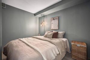 Llit o llits en una habitació de New Couples Apartment In the Heart of Bergen