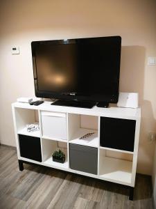 TV a/nebo společenská místnost v ubytování apartma Vila TARA