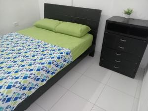 Dormitorio pequeño con cama y vestidor en Squid Hostel, en Santa Marta