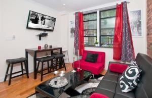 sala de estar con sofá y mesa en Modern 3BR Apartment in NYC en Nueva York