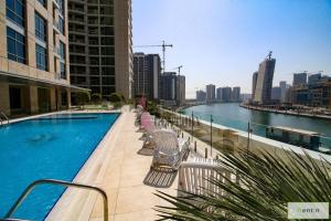 Bazén v ubytování Studio with Burj Khalifa View nebo v jeho okolí
