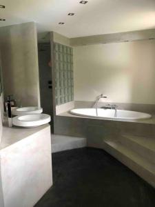 ein Badezimmer mit 2 Waschbecken und 2 WCs in der Unterkunft La Maison 1846  in Lentilly
