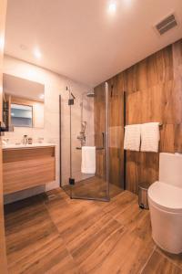 ein Bad mit einer Dusche, einem WC und einem Waschbecken in der Unterkunft Breakfast Included at Regatta Living 802 in Los Prados