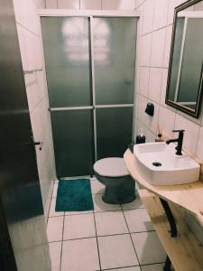 Vonios kambarys apgyvendinimo įstaigoje Quarto privativo WC compartilhado
