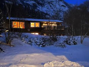 Una casa en la nieve por la noche en Tommen’s Crib, en Hemsedal