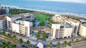 een luchtzicht op een resort in de buurt van de oceaan bij Beach Living, Frente mar, 400m do B Park com Restaurante e Toboagua in Aquiraz