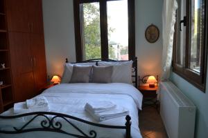 sypialnia z łóżkiem z dwoma ręcznikami w obiekcie Gravia's Villa w mieście Graviá