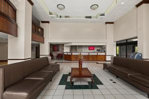 un vestíbulo con sofás y una mesa en un hospital en Red Roof Inn & Suites Newnan, en Newnan