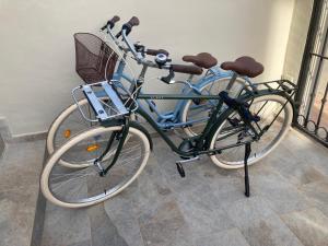 Dos bicicletas están estacionadas junto a una pared. en Casa Pajo - Moderna, personal y con bicicletas, en San Pedro del Pinatar