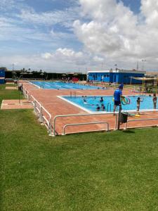 una gran piscina con gente. en Casa Pajo - Moderna, personal y con bicicletas, en San Pedro del Pinatar