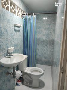 un bagno con wc e doccia di Casa Natyrouss a Cartagena de Indias