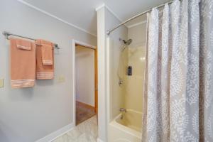 Ένα μπάνιο στο Pet-Friendly Cabin with Fire Pit in Spruce Pine! +19 φωτογραφίες
