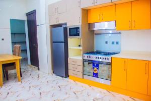 A kitchen or kitchenette at 2 bedroom Greys apartment Gwarimpa