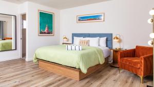 En eller flere senge i et værelse på The Skylark, a Palm Springs Hotel
