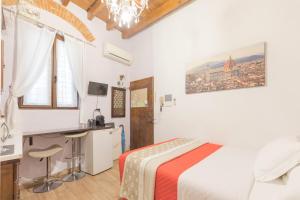 1 dormitorio con cama y escritorio. en Edo, en Florencia