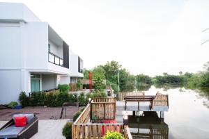 Výhled na řeku, která protéká v blízkosti hotelu