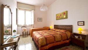 Un dormitorio con una cama, una mesa y un escritorio. en Villa Paradiso, en Castelluzzo 9 fotos más