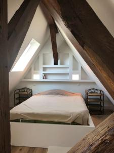 um quarto com uma cama no sótão em Superbe appartement vu sur paris parking gratuit em Chennevières-sur-Marne