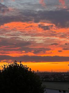 um pôr-do-sol com vista para uma cidade em Superbe appartement vu sur paris parking gratuit em Chennevières-sur-Marne