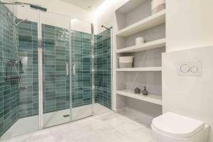 y baño con ducha de cristal y aseo. en Luxurious apartment in center with parking by REMS, en Málaga