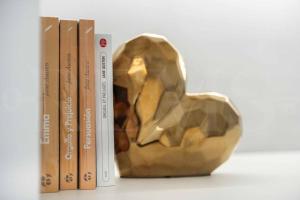 una escultura de un perro está al lado de los libros en Luxurious apartment in center with parking by REMS, en Málaga 46 fotos más