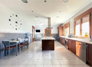 uma grande cozinha com uma mesa e cadeiras em Casa Rural Alvaro em Albares