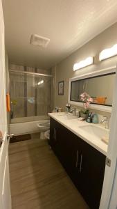 y baño con lavabo, aseo y espejo. en 美景双人大房 Big Double bed with beautiful view, en Chino Hills