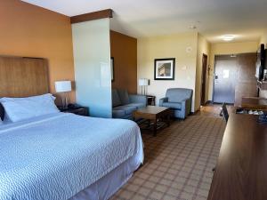 Krevet ili kreveti u jedinici u okviru objekta Four Points by Sheraton Edmonton Gateway