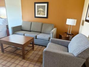 Prostor za sedenje u objektu Four Points by Sheraton Edmonton Gateway