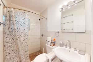 Ένα μπάνιο στο Hallandale Hideaway +8 φωτογραφίες