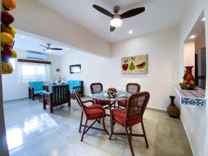 una cucina e una sala da pranzo con tavolo e sedie di CASA AROMA DE MAR a Isla Mujeres