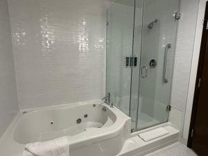 Kupatilo u objektu Four Points by Sheraton Edmonton Gateway