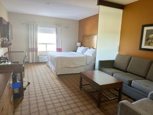 Krevet ili kreveti u jedinici u okviru objekta Four Points by Sheraton Edmonton Gateway