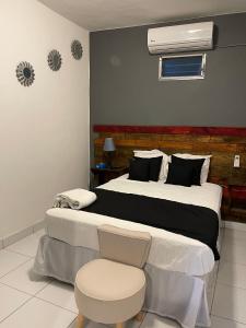- une chambre avec un grand lit et une chaise dans l'établissement Hotel, Restaurante y Bar Sofmel, à Copan Ruinas