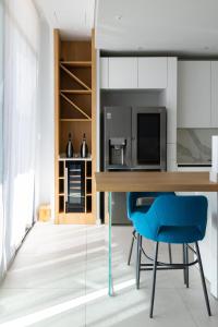 een keuken met een tafel en een blauwe stoel bij Modern apartment in the center of St Julians in St Julian's