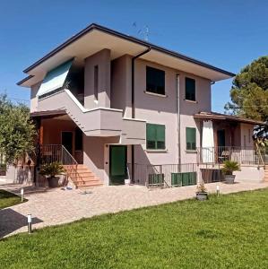 una casa con una scala sul lato di -Free Pool and Parking- Garda House Apartments a Castelnuovo del Garda