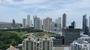 uitzicht op een stad met hoge gebouwen bij Penhouse vista al mar y ciudad in Panama-Stad